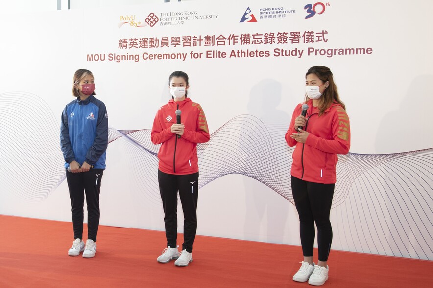 <p>Fencer Kwan Yee-man (left), squash athlete&nbsp;Tam Cho-nga (middle)&nbsp;and swimmer Ho Nam-wai (right)&nbsp;shared their experiences in balancing both athlete training and academic studies.</p>
